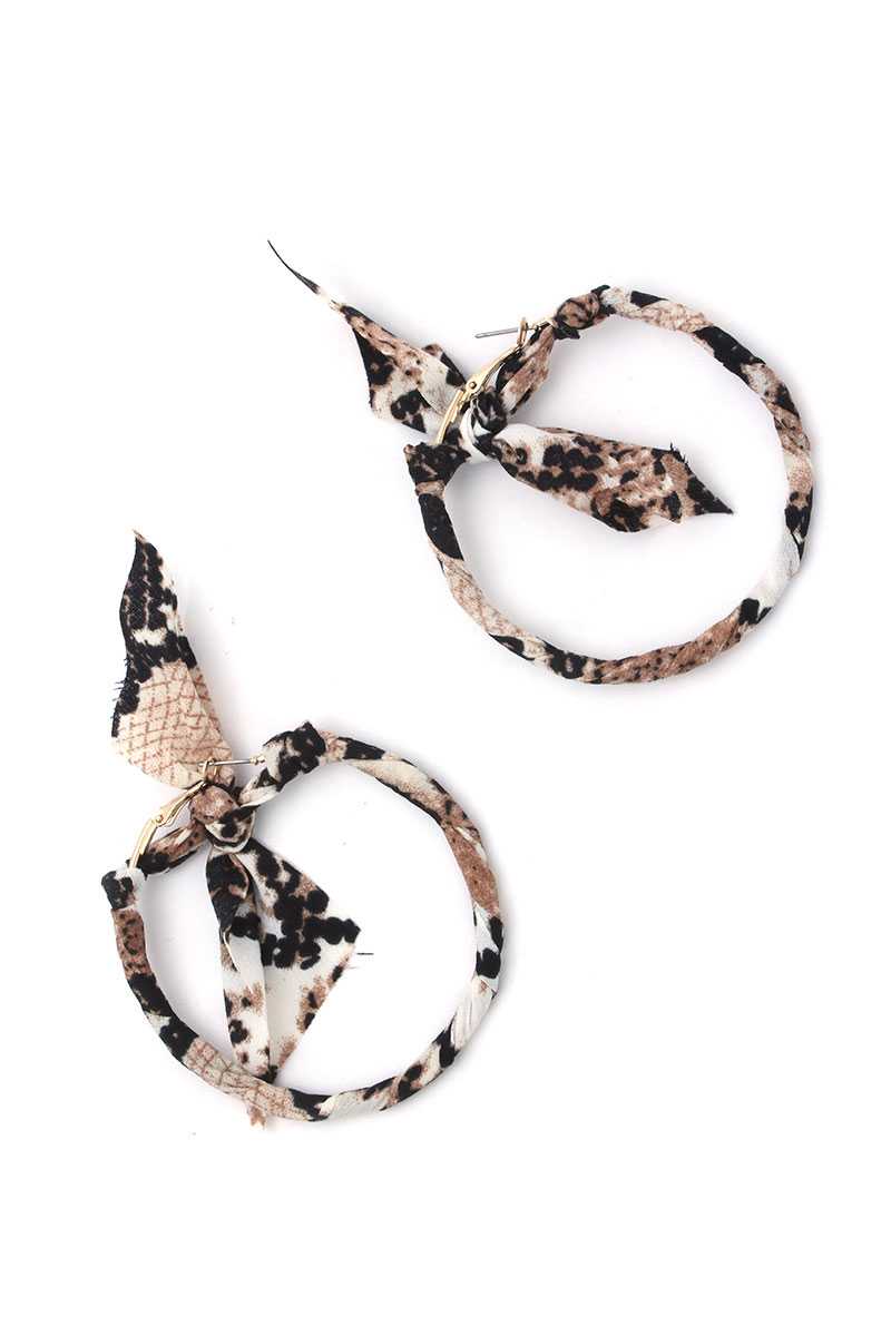 <transcy>Boucle d'oreille à motif animalier</transcy>