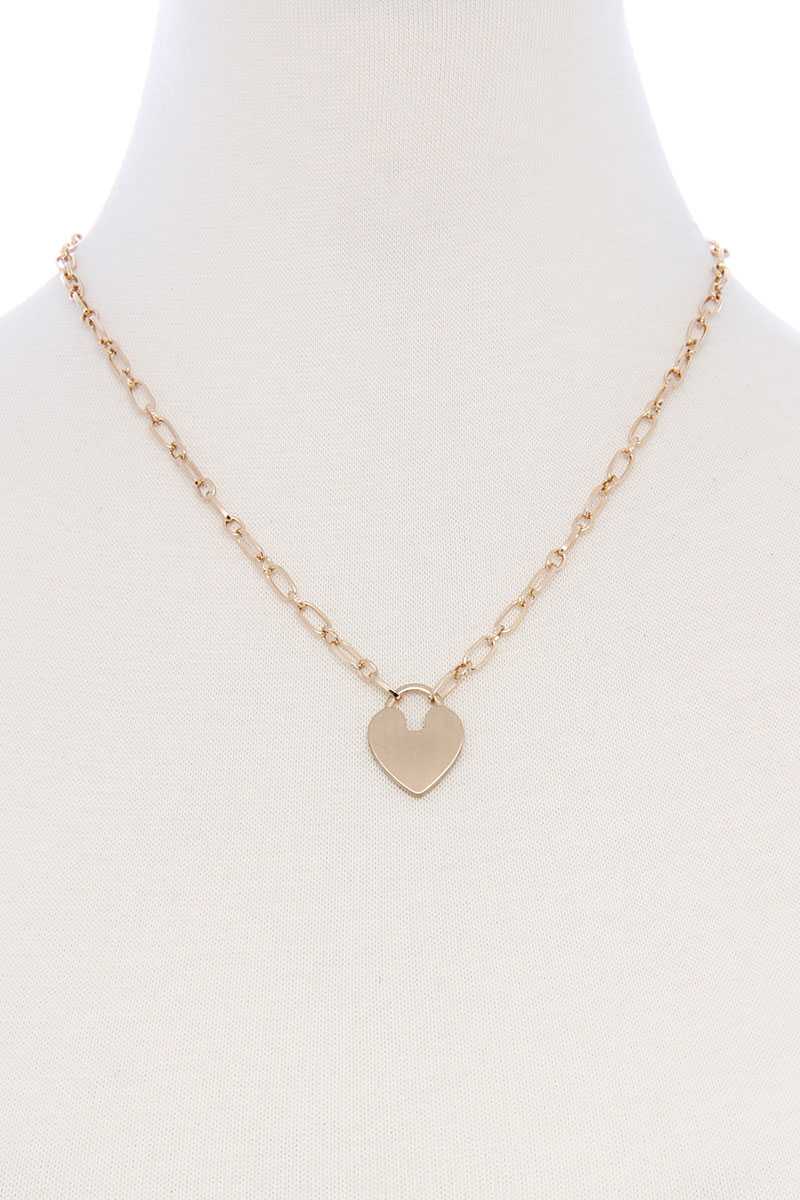 <transcy>Collier pendentif en forme de coeur avec chaîne en métal</transcy>